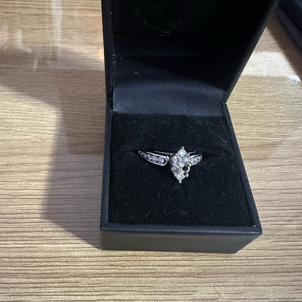 CLOSET CLOSING WHITE GOLD DIAMOND ENGAGEMENT RING 💍 READ DESCRIPTION